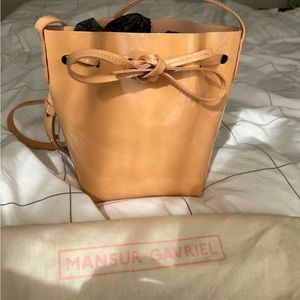 Mansur Gavriel mini mini bucket bag in patent Rosa